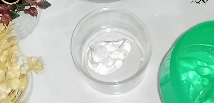 In a bowl, combine 2 tablespoons of aloe vera gel, 1 teaspoon of coconut oil, and 1 teaspoon of glycerin.
