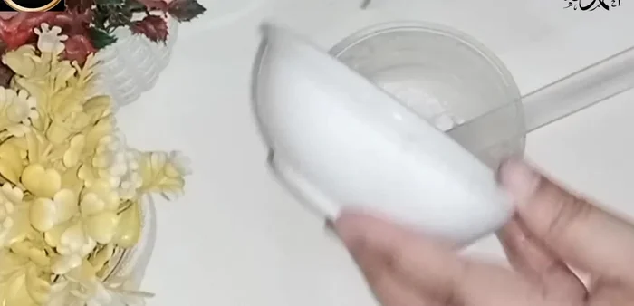 Add 1 teaspoon of potato starch and 2 teaspoons of rice starch to the aloe vera mixture. Mix everything smoothly.