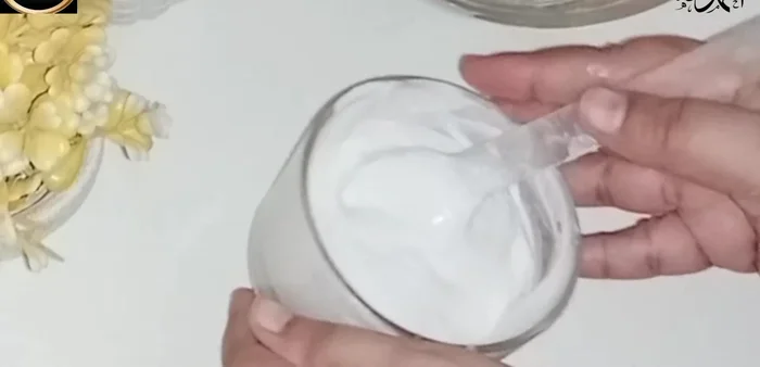 Refrigerate the cream for 5-7 minutes to allow it to set.