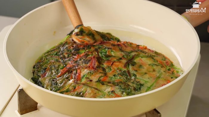 Prepare the ingredients: Wash and chop the minari and perilla leaves. (This step is implied before cooking begins.)