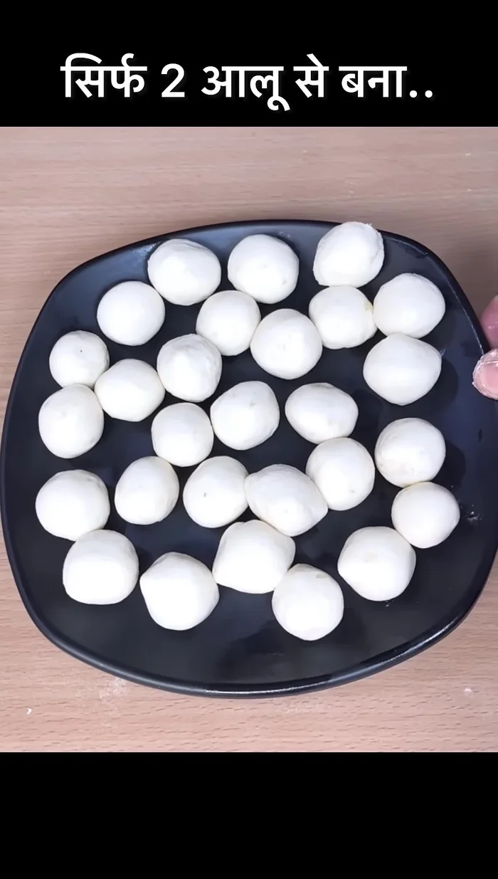 Make small balls from the potato mixture.