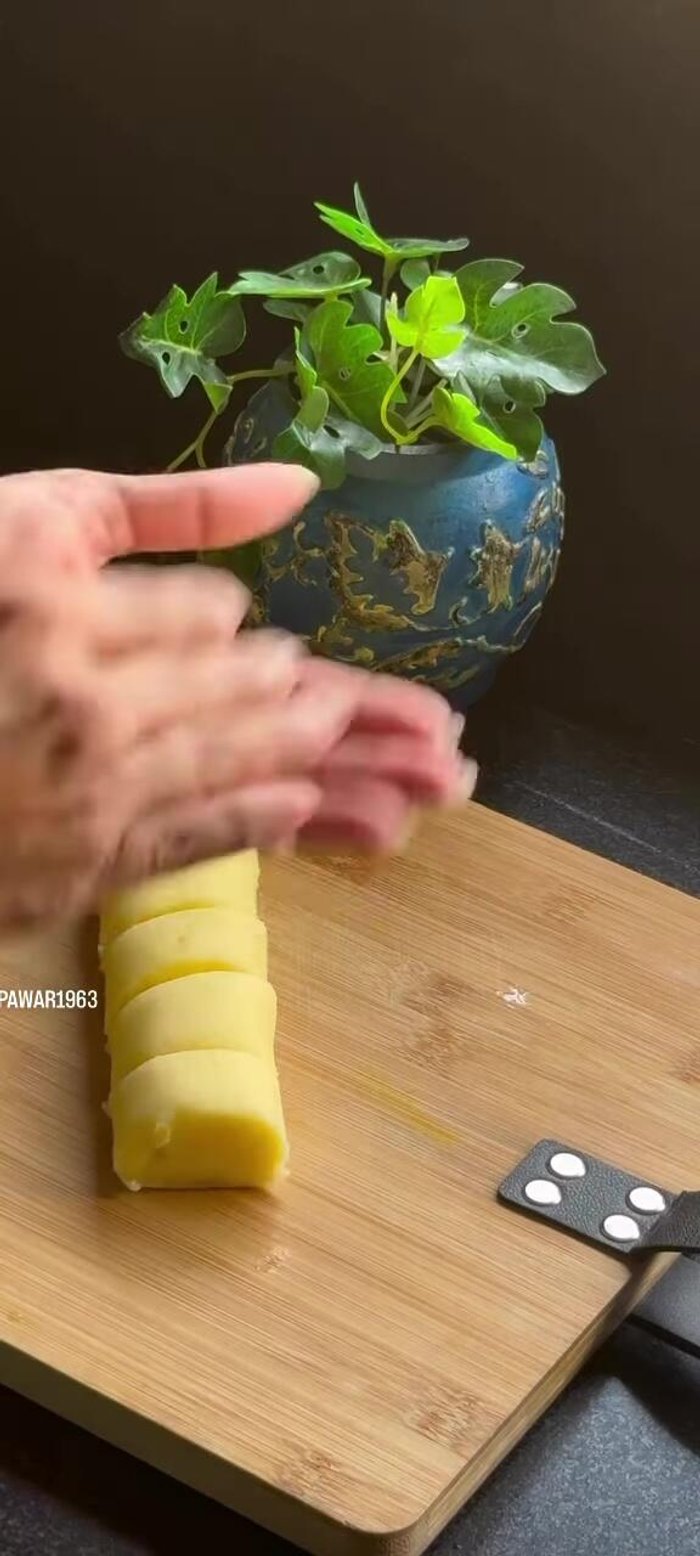 Boil the potato balls in water until they float to the surface.