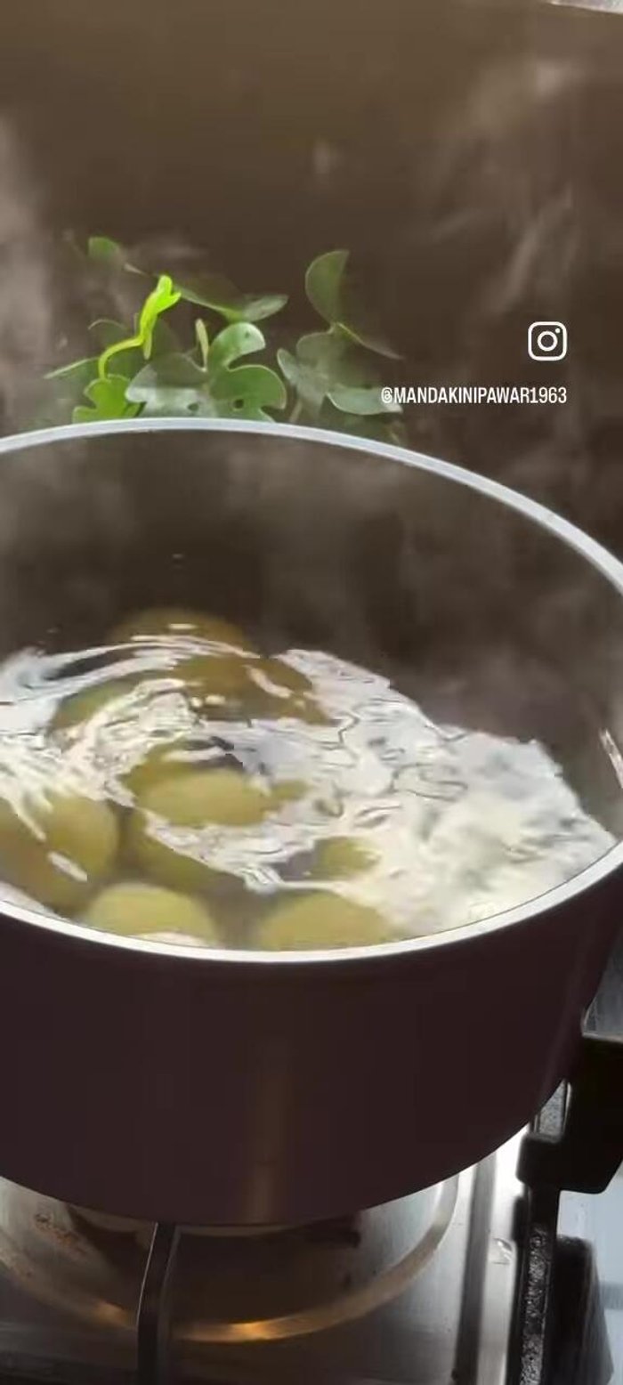 Remove the potato balls and immediately transfer them to a bowl of chilled water for 2-3 minutes.