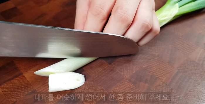 Prepare a handful of finely chopped green onions.