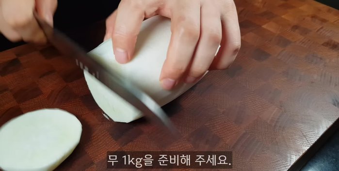 Prepare 1 kg of radish and slice it into 1.5 cm thick pieces.