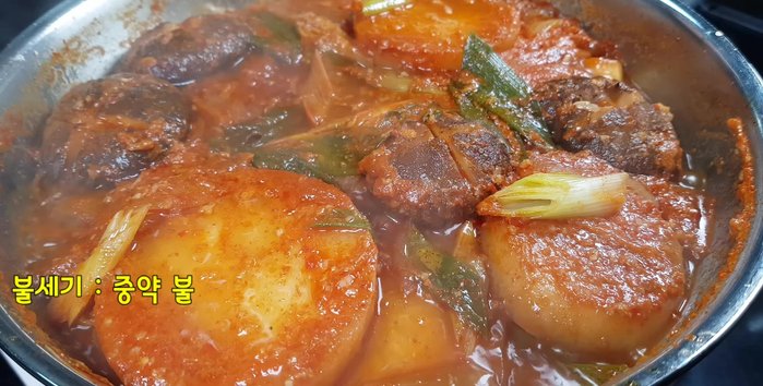 After 20 minutes, when the sauce has thickened, the stew is complete.