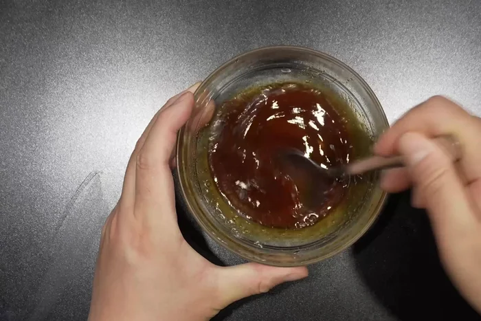 Pour the sauce into the pan.