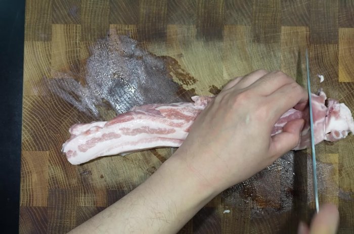 Cut the pork belly into bite-sized pieces.