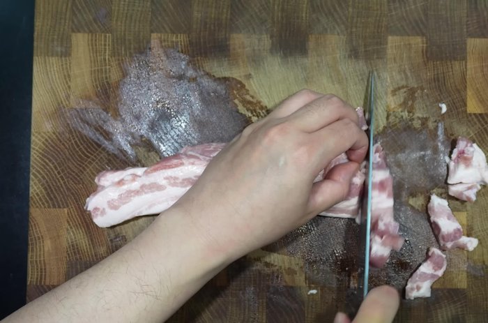 Place the pork belly in a pan and grill until golden brown.