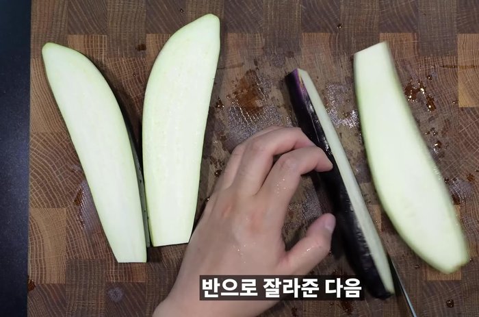 Remove the stems of the eggplants and cut them in half. Then, cut the eggplants on both the front and back.