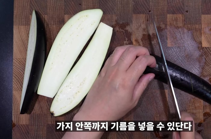 Apply oil generously to the eggplant.