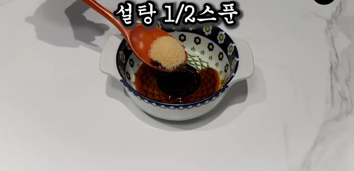 Make the seasoning sauce: In a bowl, combine soy sauce, oyster sauce, sugar, mayonnaise, ketchup, pepper, anchovy powder soup, and water. Mix well until moist.