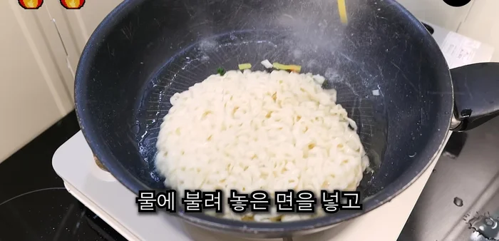 Prepare the noodles: Once the oil cools, cut the noodles and toss them gently in the pan to coat them with oil and moisture.