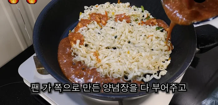 Stir-fry with seasoning: Pour the seasoning sauce onto the side of the pan and let it sizzle slightly before mixing it with the noodles. Stir-fry until the noodles are crispy and flavorful.