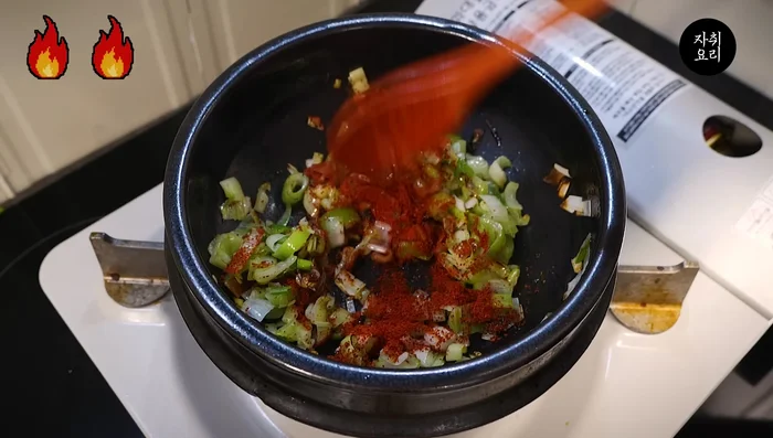 Add one tablespoon of red pepper powder and stir-fry for 10 seconds to get rid of the raw smell.