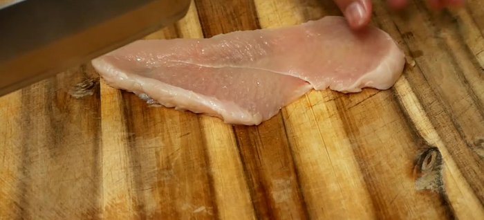 Cut chicken breast into fillets, then slice against the grain. Marinate using velveting technique (corn flour, garlic powder, MSG, salt, baking soda, soy sauce, oil) for 20 minutes.