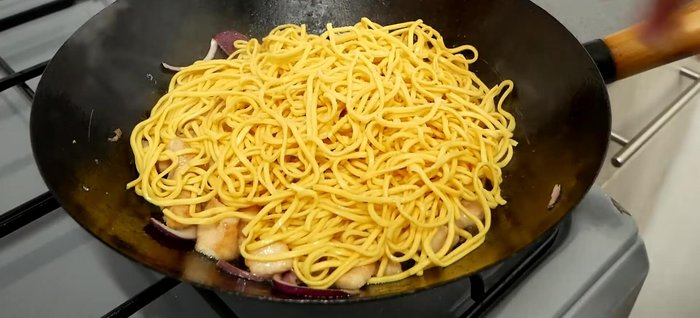 Stir in noodles, adding more salt and MSG. Let sit for another 20-25 seconds.