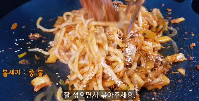 Turn off the heat. Your delicious kimchi udon stir-fry is ready!