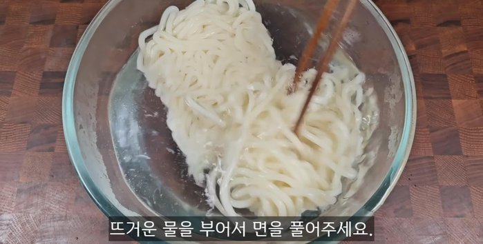 Gently loosen the noodles and drain them in a strainer.