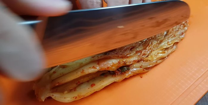 Cut 200g of fresh kimchi into small pieces.
