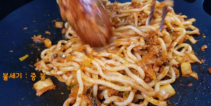 Stir-fry vigorously for about a minute. Sprinkle with black pepper and sesame seeds. Stir-fry again and mix well.