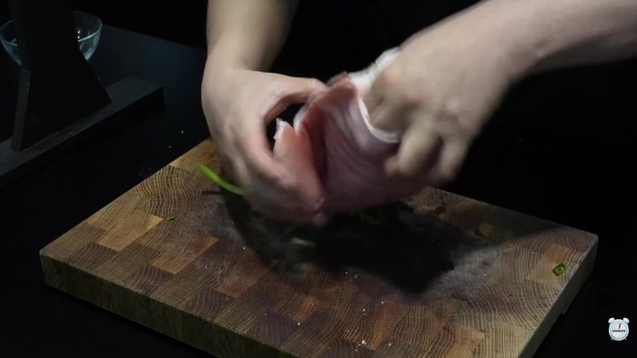 Cut the water parsley sticking out on both ends to fit the size of the scallions.