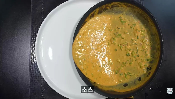 Pour the sauce on a plate, then cut the grilled meat and place it on top.