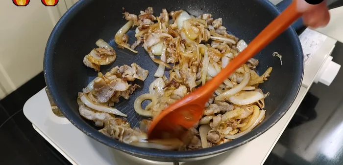 Stir-fry the onion and pork belly until they turn a deep brown color.