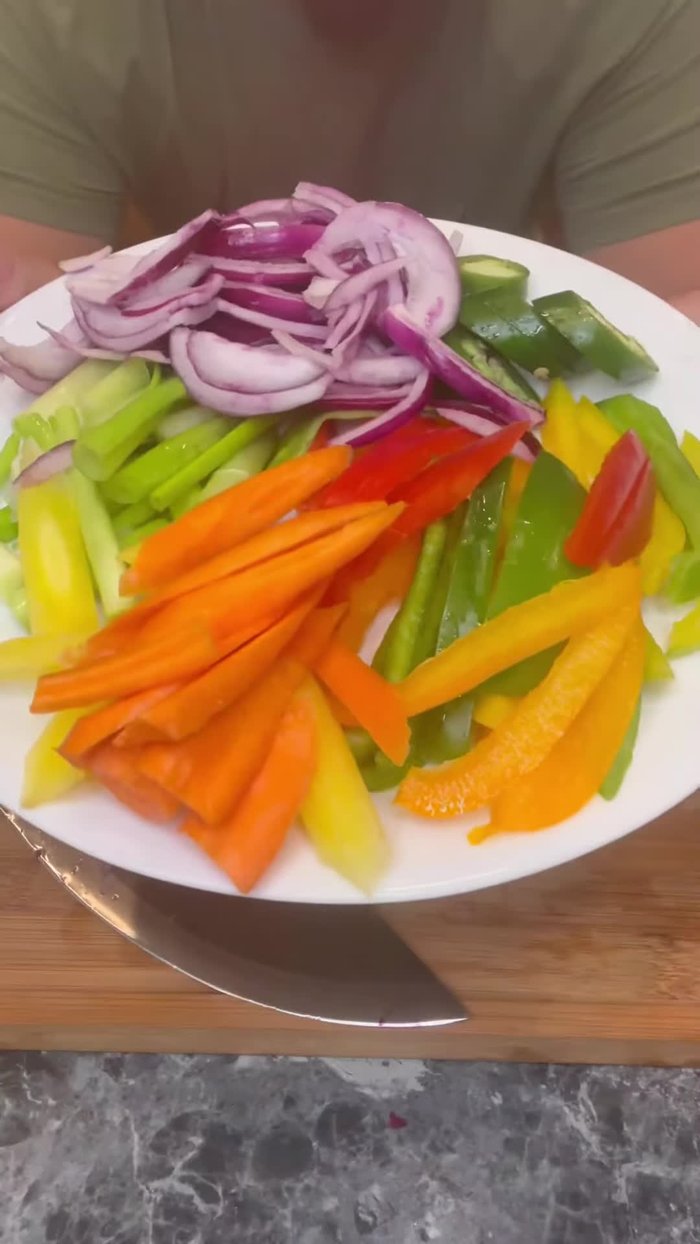 Chop up the vegetables (tricolor bell peppers, carrots, green onions, onions, and jalapeno). You can substitute Korean green peppers.