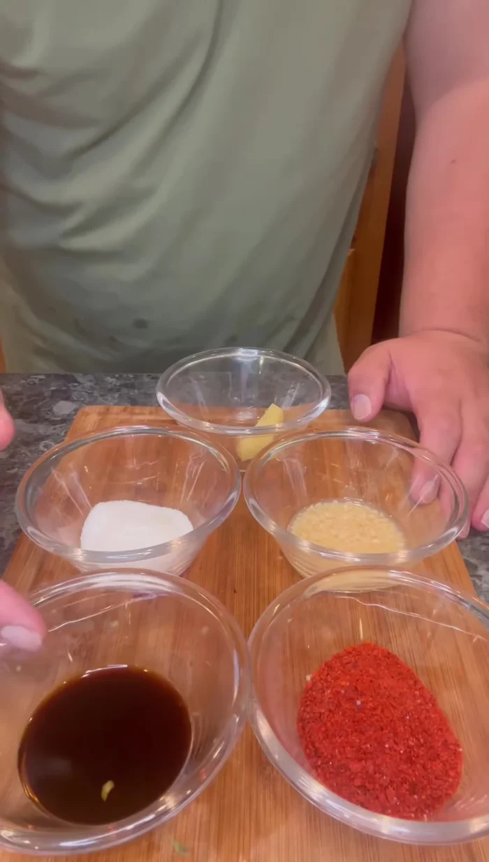 Prepare the seasoning: Combine soy sauce, Korean red pepper paste, minced garlic, sugar, and ginger.