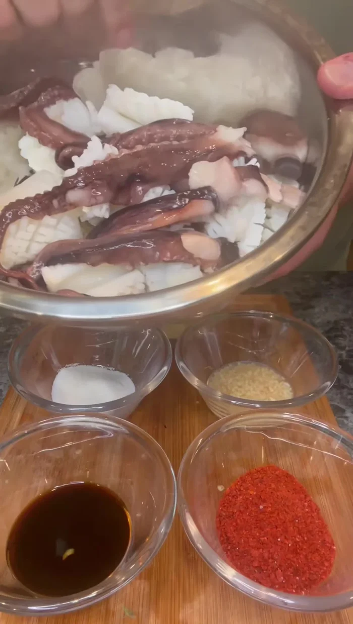 Cut the squid into bite-sized pieces.