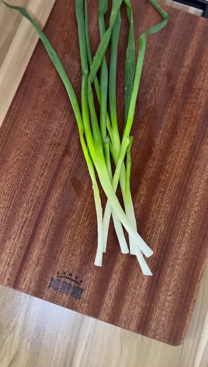 For side dish, julienne the green onion and soak it in the water.