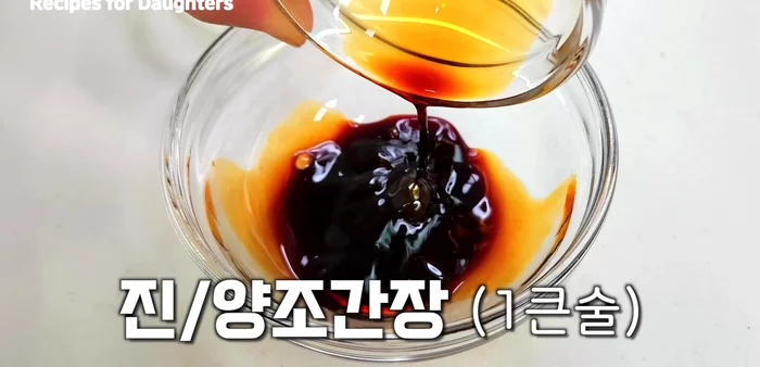 Prepare the seasoning sauce by mixing soy sauce, sugar, and garlic.