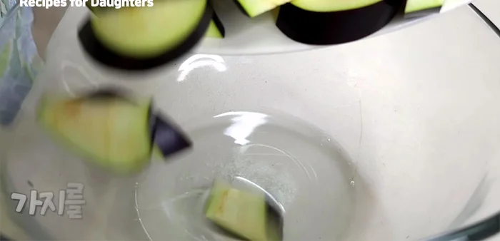 Dissolve flower salt in water and soak the eggplant slices to lightly pickle them. This helps remove moisture and improves seasoning absorption.