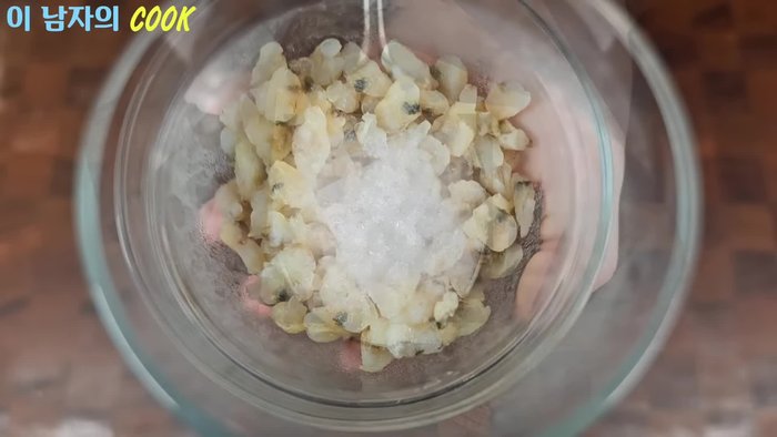 Prepare 100g of frozen clams. Rinse them lightly in salted water (1 tbsp salt per 1L water) to remove any fishy smell.