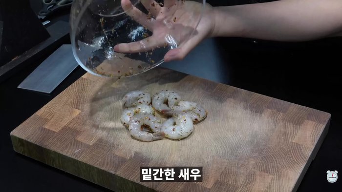 Gently mash the marinated shrimp using a Chinese knife.