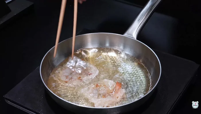 Cover the shrimp with another piece of rice paper.