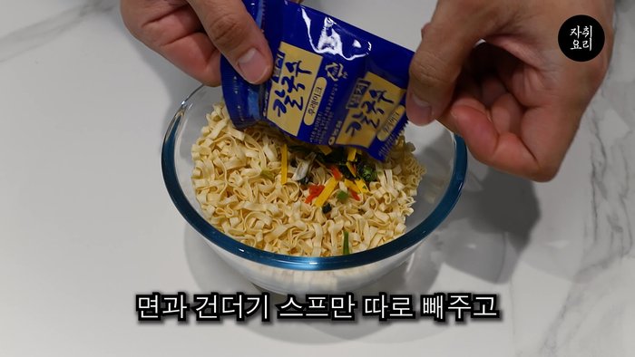 Pour hot water over the noodles and radish sponge and let it soak.