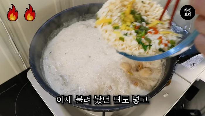 Add the soaked noodles and radish sponge, and mix well.