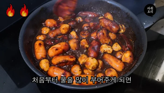 Add water gradually to the jjajang powder while stirring, avoiding adding too much at once.