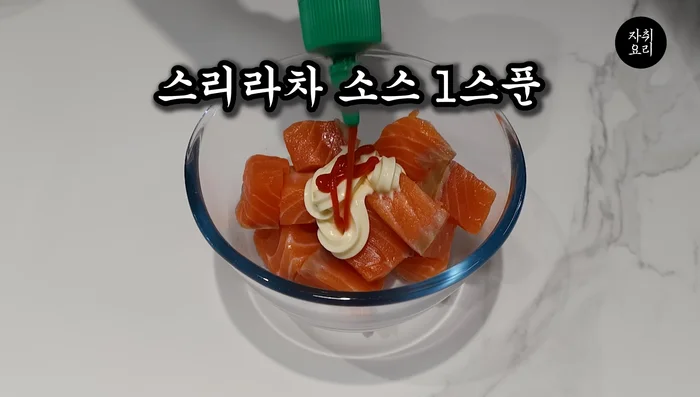 Mix the salmon with mayonnaise, Sriracha sauce, and flying fish roe.