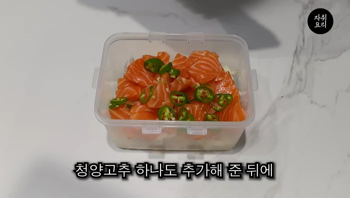 Add the sliced salmon, green chili pepper, and soy sauce mixture to the onion.