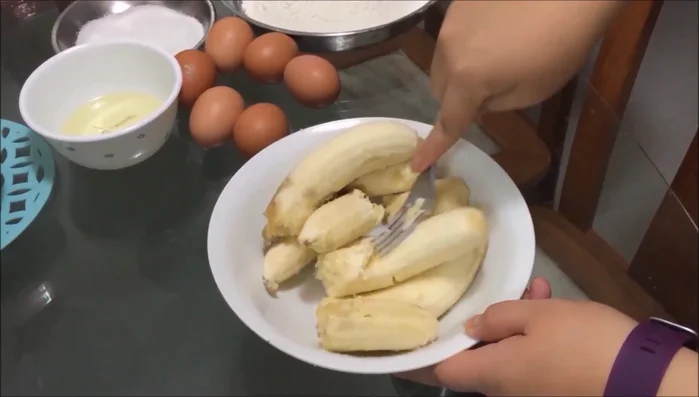 Prepare the ingredients. No need to mash the bananas perfectly; we'll blend them later.