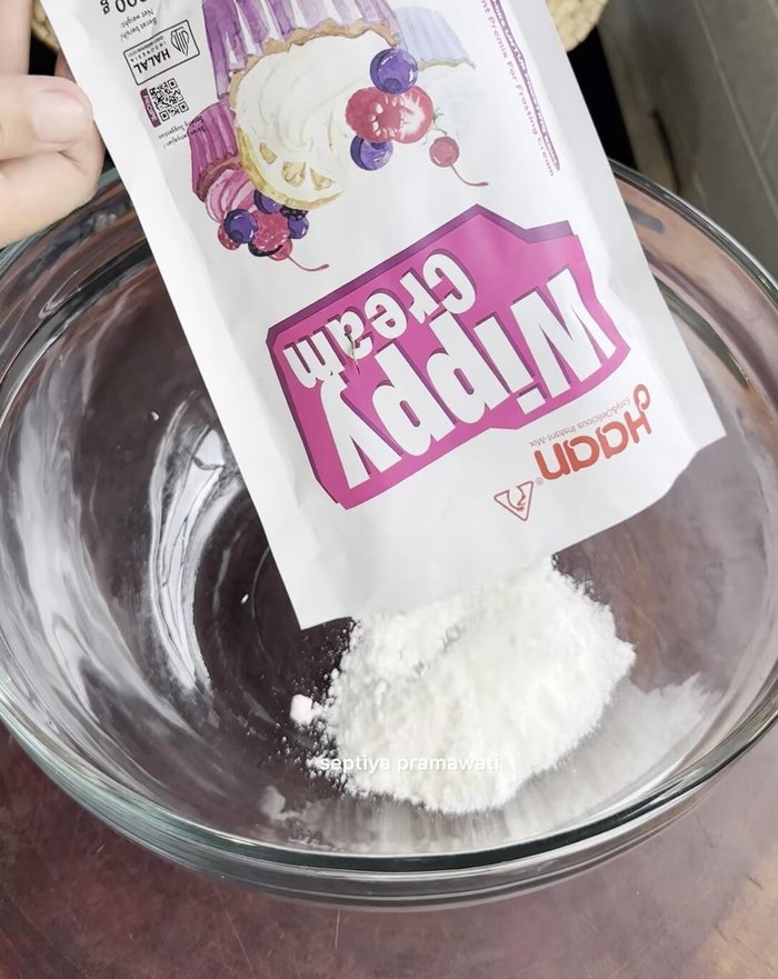 Make the whipped cream: Mix Hwppy cream with cold water until desired consistency.