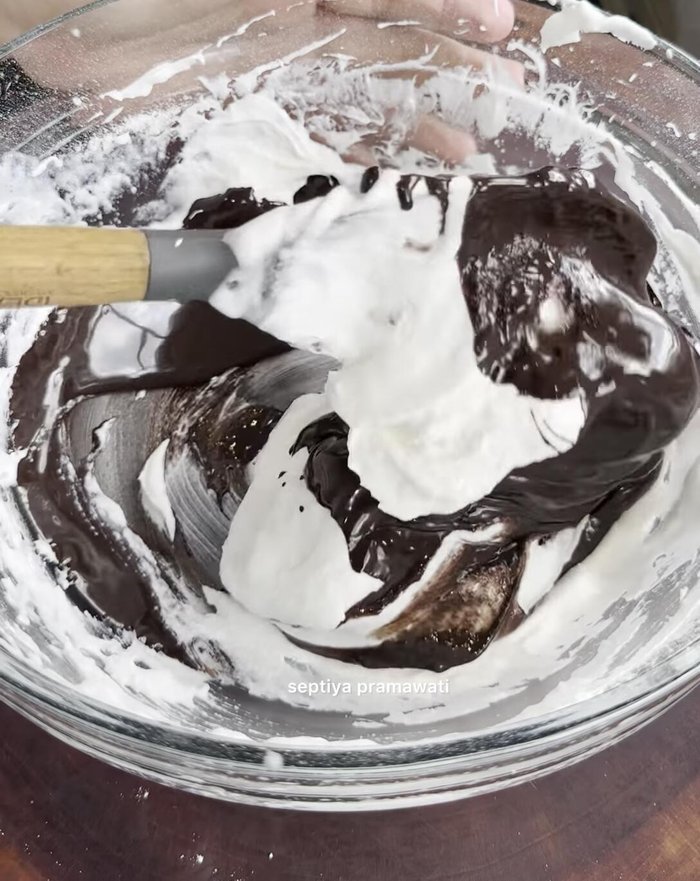 Divide whipped cream in half. Mix half with melted Cola Tada Kompot until well blended. Transfer to a piping bag and refrigerate.