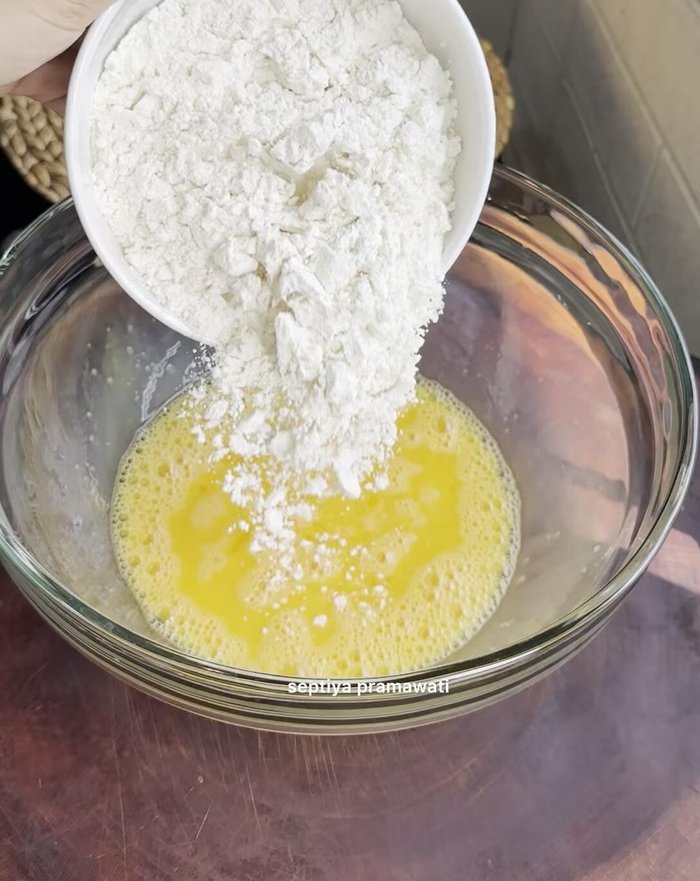 Prepare pancake batter: Mix sugar, flour, liquid milk, baking soda, and baking powder until smooth.
