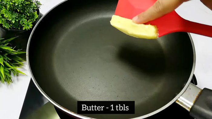 Add 1 tablespoon of butter to a pan and let it melt. Add 1 tablespoon of finely chopped garlic and fry on low flame, stirring continuously until a mild aroma emerges (Do not brown).
