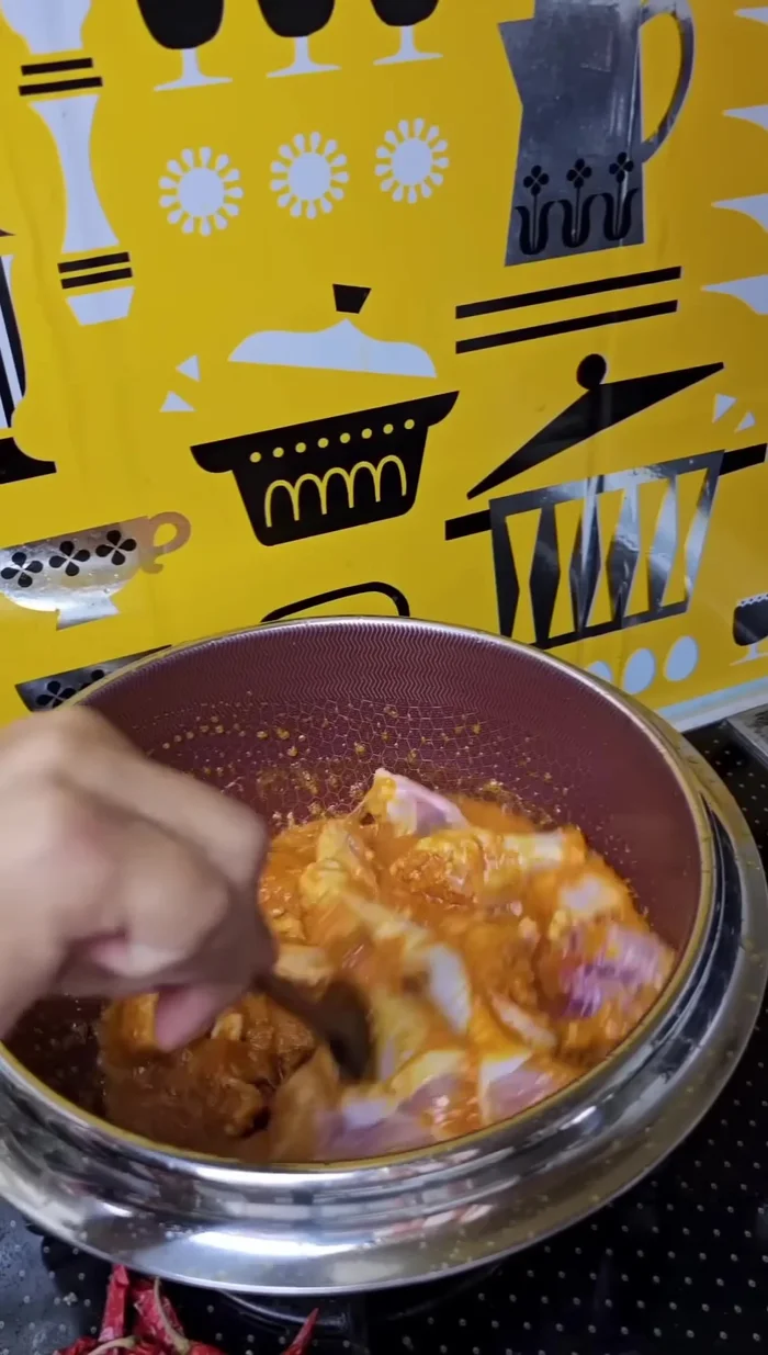 Add fried spices to the chicken.