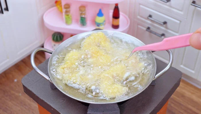 Heat the cooking oil in a pan.