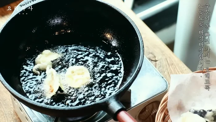 Raise the oil temperature and fry the eggplant and mushrooms again until golden brown and crispy.